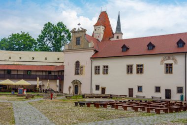 Slovakya 'daki Kezmarok şatosunun avlusunda güneşli bir günde.