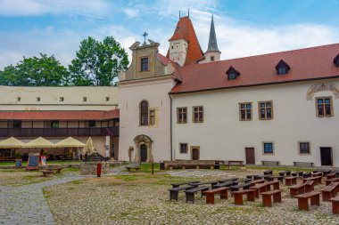Slovakya 'daki Kezmarok şatosunun avlusunda güneşli bir günde.