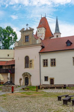 Slovakya 'daki Kezmarok şatosunun avlusunda güneşli bir günde.