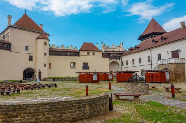 Slovakya 'daki Kezmarok şatosunun avlusunda güneşli bir günde.