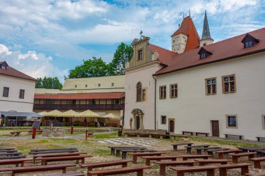 Slovakya 'daki Kezmarok şatosunun avlusunda güneşli bir günde.