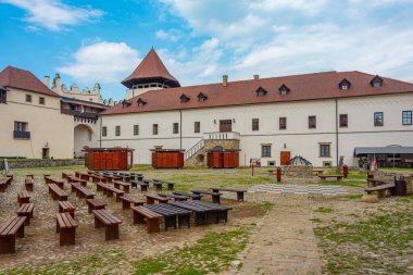 Slovakya 'daki Kezmarok şatosunun avlusunda güneşli bir günde.