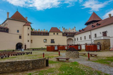 Slovakya 'daki Kezmarok şatosunun avlusunda güneşli bir günde.