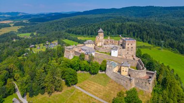 Slovakya 'da güneşli bir günde Stara Lubovna kalesi.