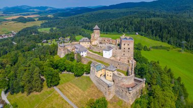 Slovakya 'da güneşli bir günde Stara Lubovna kalesi.