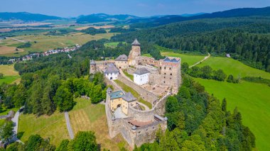 Slovakya 'da güneşli bir günde Stara Lubovna kalesi.