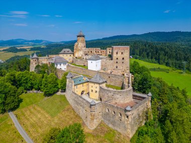 Slovakya 'da güneşli bir günde Stara Lubovna kalesi.
