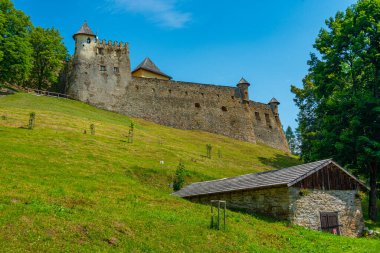 Slovakya 'da güneşli bir günde Stara Lubovna kalesi.