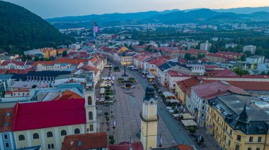 Slovakya 'nın Banska Bystrica kentindeki ana meydanın gün batımı görüntüsü.