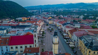 Slovakya 'nın Banska Bystrica kentindeki ana meydanın gün batımı görüntüsü.