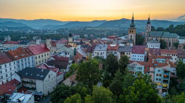 Slovakya 'nın Banska Bystrica kentinin gün batımı manzarası.