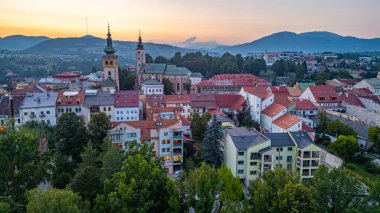 Slovakya 'nın Banska Bystrica kentinin gün batımı manzarası.