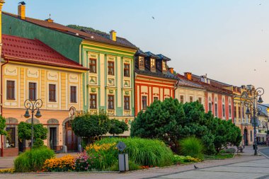 Slovakya 'nın Banska Bystrica kentindeki Slovak ulusal ayaklanma meydanının günbatımı manzarası.