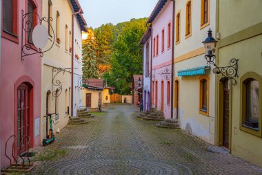 Slovakya, Banska Bystrica 'nın merkezinde renkli bir cadde.