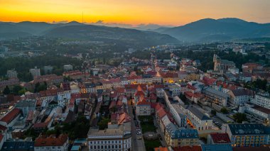 Slovakya 'nın Banska Bystrica kentinin gün batımı manzarası.