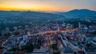 Slovakya 'nın Banska Bystrica kentinin gün batımı manzarası.