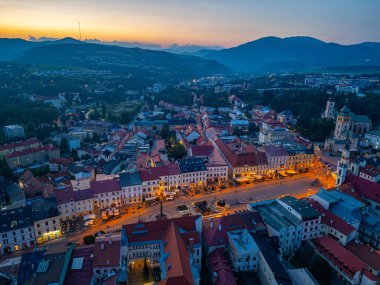Banska Bystrica, Slovakya 'daki ana meydanın günbatımı manzarası.