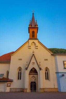 Basnka Bystrica, Slovakya 'daki Saint Elisabeth Kilisesi' nin gün batımı manzarası.