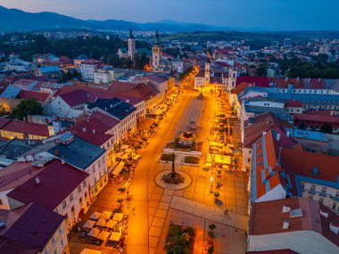 Banska Bystrica, Slovakya 'daki ana meydanın günbatımı manzarası.