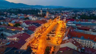 Banska Bystrica, Slovakya 'daki ana meydanın günbatımı manzarası.