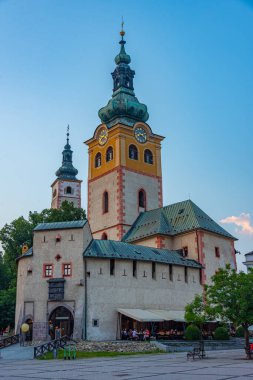 Slovakya 'daki Banska Bystrica şatosunun günbatımı manzarası.