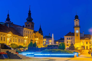 Slovakya 'nın Banska Bystrica kentindeki Slovak ulusal ayaklanma meydanının gündoğumu manzarası.