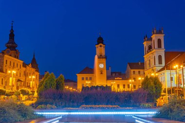Slovakya 'nın Banska Bystrica kentindeki Slovak ulusal ayaklanma meydanının günbatımı manzarası.