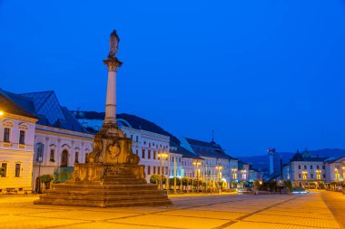 Slovakya 'nın Banska Bystrica kentindeki Slovak ulusal ayaklanma meydanının gündoğumu manzarası.