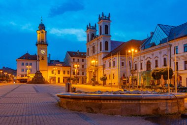 Slovakya 'nın Banska Bystrica kentindeki Slovak ulusal ayaklanma meydanının gündoğumu manzarası.