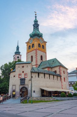 Slovakya 'daki Banska Bystrica şatosunun günbatımı manzarası.