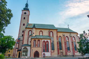Banska Bystrica, Slovakya 'daki Bakire Meryem Varsayımı Kilisesi' nin gün batımı manzarası.