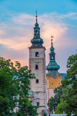 Banska Bystrica, Slovakya 'daki Bakire Meryem Varsayımı Kilisesi' nin gün batımı manzarası.