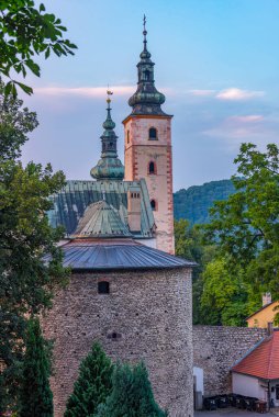 Banska Bystrica, Slovakya 'daki Bakire Meryem Varsayımı Kilisesi' nin gün batımı manzarası.