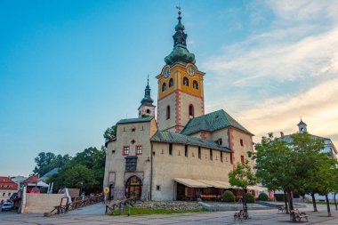Slovakya 'daki Banska Bystrica şatosunun günbatımı manzarası.