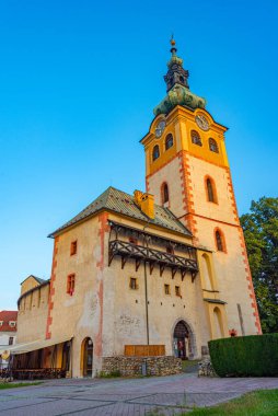 Slovakya 'daki Banska Bystrica şatosunun günbatımı manzarası.