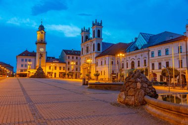 Slovakya 'nın Banska Bystrica kentindeki Slovak ulusal ayaklanma meydanının gündoğumu panoraması.