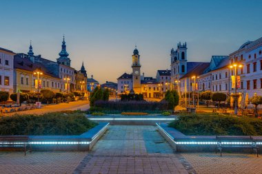 Slovakya 'nın Banska Bystrica kentindeki Slovak ulusal ayaklanma meydanının gündoğumu panoraması.