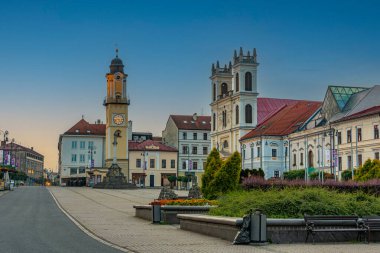 Slovakya 'nın Banska Bystrica kentindeki Slovak ulusal ayaklanma meydanının gündoğumu panoraması.