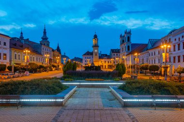 Slovakya 'nın Banska Bystrica kentindeki Slovak ulusal ayaklanma meydanının gündoğumu panoraması.