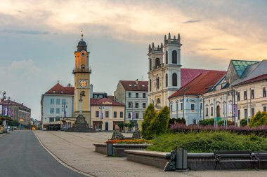 Slovakya 'nın Banska Bystrica kentindeki Slovak ulusal ayaklanma meydanının gündoğumu panoraması.