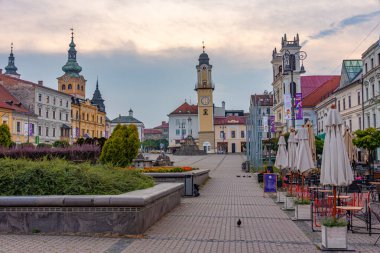 Slovakya 'nın Banska Bystrica kentindeki Slovak ulusal ayaklanma meydanının gündoğumu panoraması.