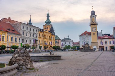 Slovakya 'nın Banska Bystrica kentindeki Slovak ulusal ayaklanma meydanının gündoğumu panoraması.