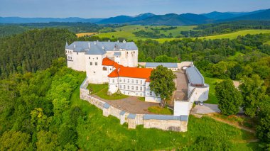 Slovakya 'daki Lupca şatosunda yaz günü.