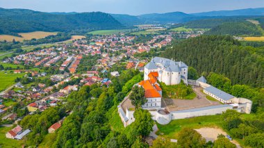 Slovakya 'daki Lupca şatosunda yaz günü.