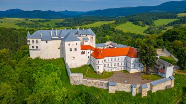 Slovakya 'daki Lupca şatosunda yaz günü.