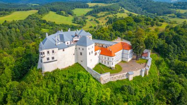 Slovakya 'daki Lupca şatosunda yaz günü.