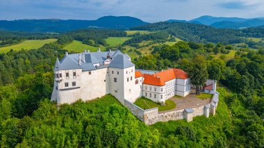 Slovakya 'daki Lupca şatosunda yaz günü.