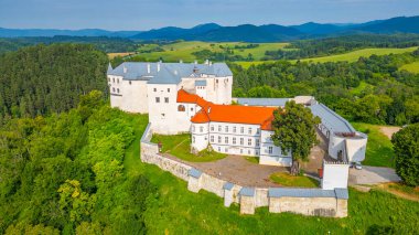 Slovakya 'daki Lupca şatosunda yaz günü.