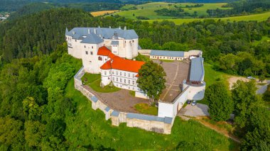 Slovakya 'daki Lupca şatosunda yaz günü.