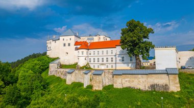 Slovakya 'daki Lupca şatosunda yaz günü.